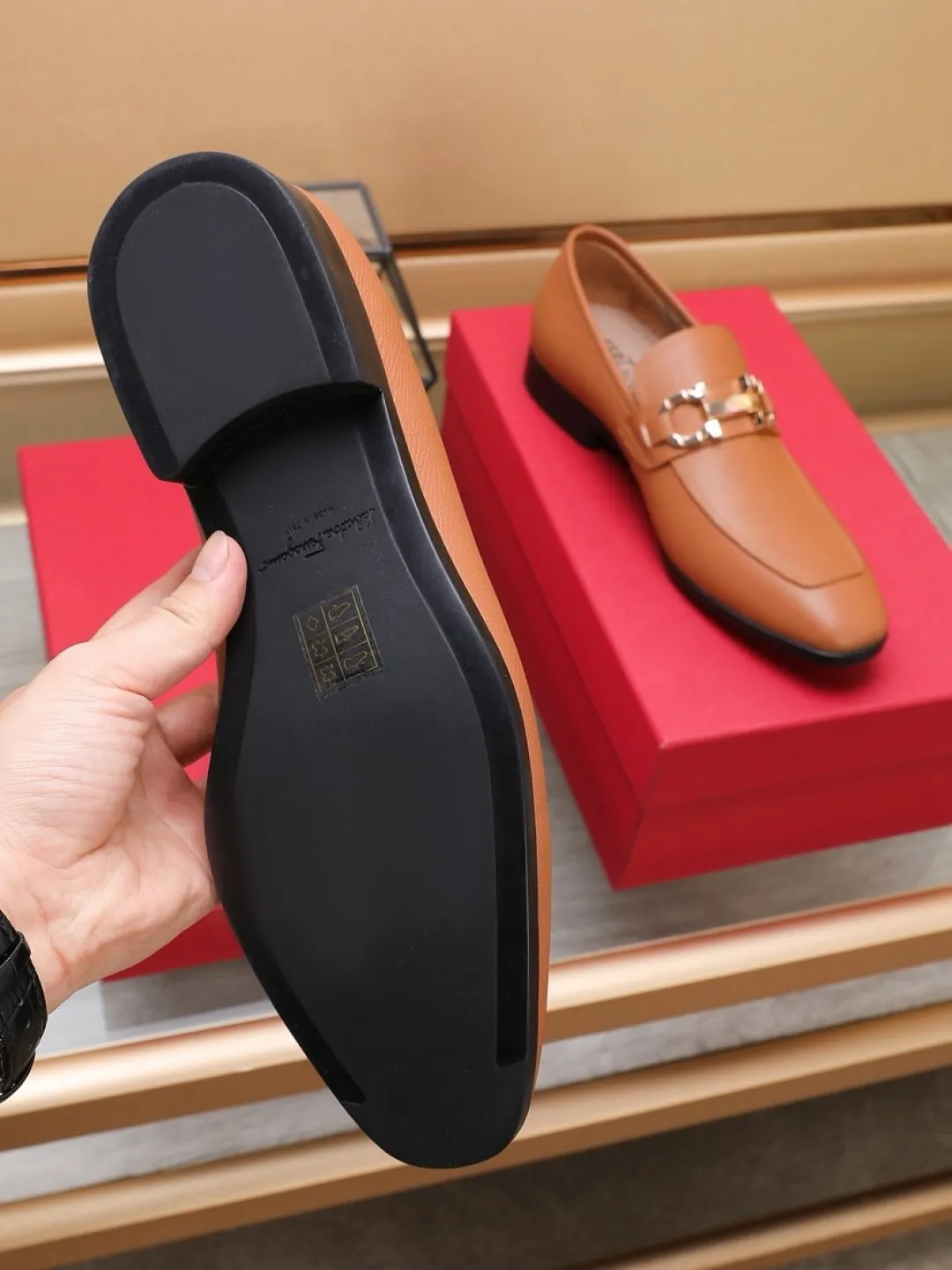 P620💰🔥《Ferragamo》👏Latest • High-end top brand luxury ~ purchasing agency, top quality ~. New fashionable business men's shoes 🔜The uppers are made of original palm-print cowhide➕cowhide·lining, with fine workmanship. The original stylish and soft combination wear-resistant and non-slip outsole is light and comfortable on the foot. The real thing looks better when photographed in person. Color: two colors available. Number of yards: 38/45 yards